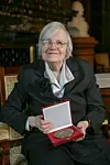 Greta Rambatz mit der Medaille