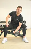Stefan Kliche mit einer Hantel in seiner Praxis Physioleague in Hamburg Bahrenfeld