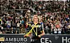 Tennis-Spieler Zverev posiert vor dem Hamburger Publikum mit seiner Trophäe