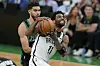 Bissig: Brooklyns Kyrie Irving (r.) gegen Boston Celtics Jayson Tatum