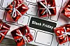 Schwarze Computertaste mit Aufschrift Black Friday und Geschenke (Fotomontage)