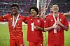 Serge Gnabry feiert mit Kingsley Coman und Robert Lewandowski den Meistertitel des FC Bayern.