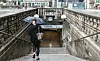 Eine Frau geht die Treppen zur U-Bahn-Station Rathaus hinunter.