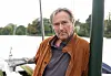 Schauspieler Helmut Zierl steht an der Außenalster am Bootsanleger des Restaurants Bobby Reich.