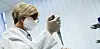 Eine Bioscientia-Mitarbeiterin pipettiert eine Probe, um die Mutante B. 1.1.7 zu identifizieren.