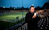 Der Künstler Volker-Johannes Trieb steht bei der Protestaktion auf dem Rasen des Stadions am Schloss Strünkede.