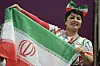 Eine iranische Frau unterstützt die Nationalmannschaft