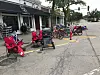 Blick auf eine verlassene Bäckerei, nachdem verängstigte Paradebesucher vor Schüssen geflohen sind und ihre Habseligkeiten zurückgelassen haben.