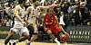Louis Olinde im roten Bamberg-Trikot gegen die Hamburger Beau Beech und Tevonn Walker.