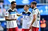 Robert Glatzel, László Bénes und Mario Vuskovic tauschen sich auf dem Platz aus