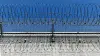 Stacheldraht ist auf einer Gefängnismauer angebracht. (Symbolbild)