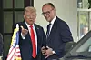 Beim Eintreffen von Bundeskanzler Friedrich Merz am Weißen Haus begrüßt ihn US-Präsident Donald Trump.