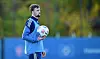 Jonas Meffert mit dem Ball in der Hand beim HSV-Training