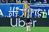 Kenan Yildiz (Juve) mit ausgestreckten Armen und fragenden Blick.