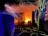 Feuerwehrkräfte bekämpfen die Flammen in Holzdorf.