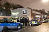 Polizisten vor dem „Universum“-Gym an der Großen Elbstraße in Hamburg-Altona.