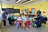 Bunt eingerichtete Schulklasse mit ukrainischen Schülern.