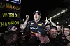 Max Verstappen bejubelt den Gewinn der Weltmeisterschaft.