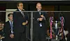 Michel Platini und Gianni Infantino stehen vor der Champions-League-Trophäe