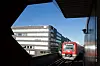 Eine S-Bahn fährt in die Station Hammerbrook ein (Archivbild).