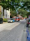 Polizei- und Feuerwehr-Fahrzeuge parken vor dem Wohnhaus in Heimfeld.