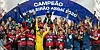 Ex-Werder Profi Diego hält den Pokal zum erneuten Gewinn der Meisterschaft mit Flamengo in die Höhe.
