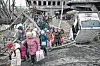 Menschen überqueren den Fluss Irpin auf einem improvisierten Weg unter einer durch einen russischen Luftangriff zerstörten Brücke, während sie aus der Stadt Irpin fliehen.
