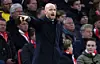 Erik ten Hag gibt seinem Team von der Seitenlinie Anweisungen