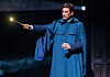 Der erwachsene Harry Potter im blauen Umhang mit einem leuchtenden Zaubrstab