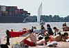 Menschen genießen den Sommer am Elbstrand – mit dem schönen Wetter ist es in Hamburg aber erst einmal vorbei.