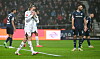 Jackson Irvine zieht sich das Trikot übers Gesicht.