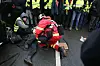 Ein Sanitäter versorgt einen Demonstranten nach Zusammenstößen mit der Polizei bei einer Demonstration gegen den Bundesparteitag der AfD.