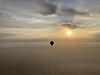 Die Sonne geht über die Wüste bei Dubai auf.