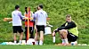 Eric Smith sitzt im St. Pauli-Training auf einem Ball
