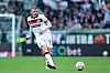 Eric Smith spielt einen Pass im Bundesliga-Spiel gegen Bremen