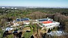 Blick auf das ehemalige „Berghotel Hamburg Blick“. Links befanden sich Rezeption und Restaurant, und rechts ist der Hotelkomplex zu sehen, in dem es 2023 gebrannt hatte.