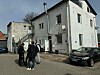Ermittler des Drogendezernats stehen auf dem Platz hinter dem Gebäude in Lurup.