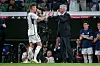 Toni Kroos und Carlo Ancelotti klatschen ab.