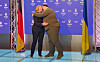 Ruslan Stefanchuk, Präsident des ukrainischen Parlaments, umarmt Bärbel Bas (SPD), Bundestagspräsidentin, bei ihrem Treffen in Kiew.
