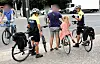Zwei Fahrradstreifen der Polizei machen am 22.07.2014 vor dem Brandenburger Tor in Berlin einen Verkehrsteilnehmer auf sein Fehlverhalten aufmerksam.