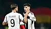 Kai Havertz klatscht mit Niclas Füllkrug ab.