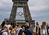Ein Bild der Olympischen Ringe am Eiffelturm