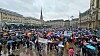 Ein Meer aus Regenschirmen auf dem Rathausmarkt