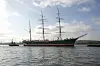 Von Schleppern gezogen fährt das Museumsschiff «Rickmer Rickmers» auf der Elbe im Hamburger Hafen zu einem Liegeplatz der Werft