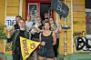 Ronja Lührs und ihre Mitbewohner vor dem Eingang des Haus an der Fährstraße