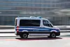 Ein Polizeiauto fährt zu einem Einsatz.