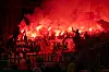 Auf der Tribüne wird Pyrotechnik gezündet