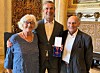 Steffens steht zwischen seiner Mutter und seinem Stiefvater, alle lächeln