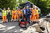 Ralf Neubauer (vorne), Bezirksamtschef Mitte, stellt in Horn zusammen mit der Stadtreinigung das Pilotprojekt vor.