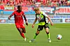 Omar Traoré (1. FC Heidenheim) und Daniel Svensson (Borussia Dortmund) im Bundesligaspiel in der Voith-Arena in Heidenheim.